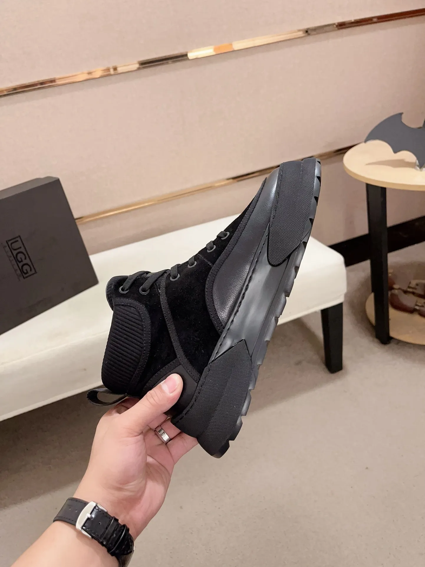 Factory Price: 380 Men's Men's Shoes💰North American Men's Shoes Ugg ☃️In the special sale of new high-quality men's shoes and snow boots in autumn and winter, the nemesis of extreme cold weather! Made of cowhide leather, merino wool lining, and original outsole, whether driving, outdoor or daily wear, there is always one that suits you! Code number 39-44